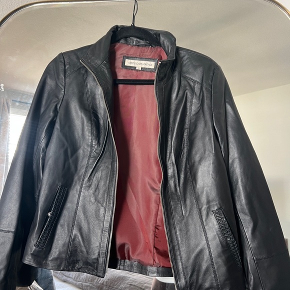 Elegant Black Leather Jacket for Women - Picture 2 of 8